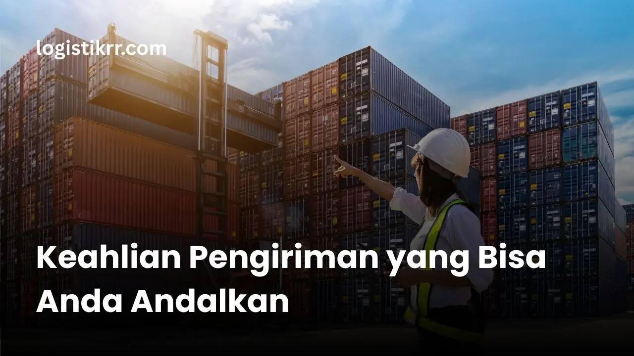 Tim ekspedisi Logistik RR yang berpengalaman memeriksa barang sebelum pengiriman