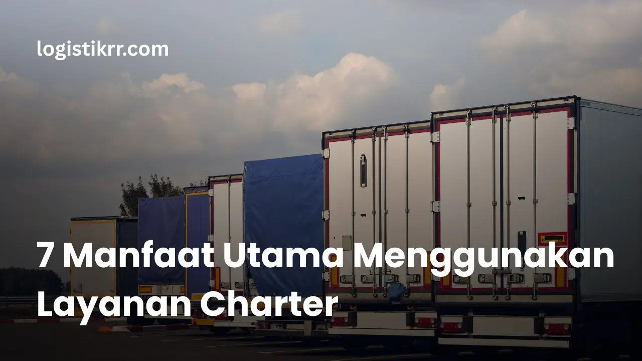 Truk charter Logistik RR sedang memuat barang