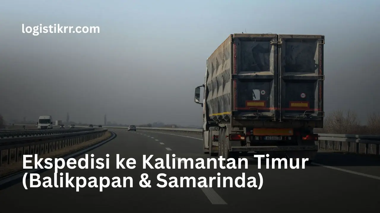 Truk ekspedisi Logistik RR sedang memuat barang di pelabuhan untuk pengiriman ke Kalimantan Timur