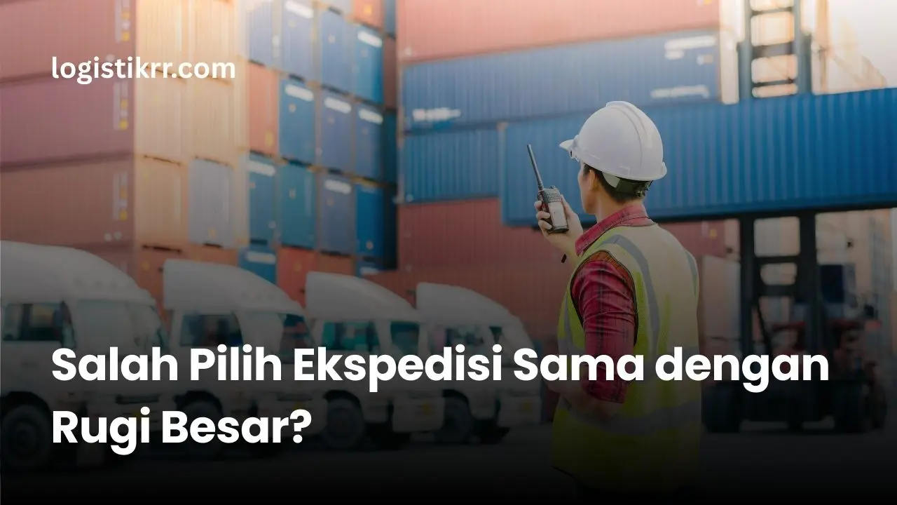 Kotak kardus rusak dengan stiker fragile dan label ekspedisi, simbol salah kirim