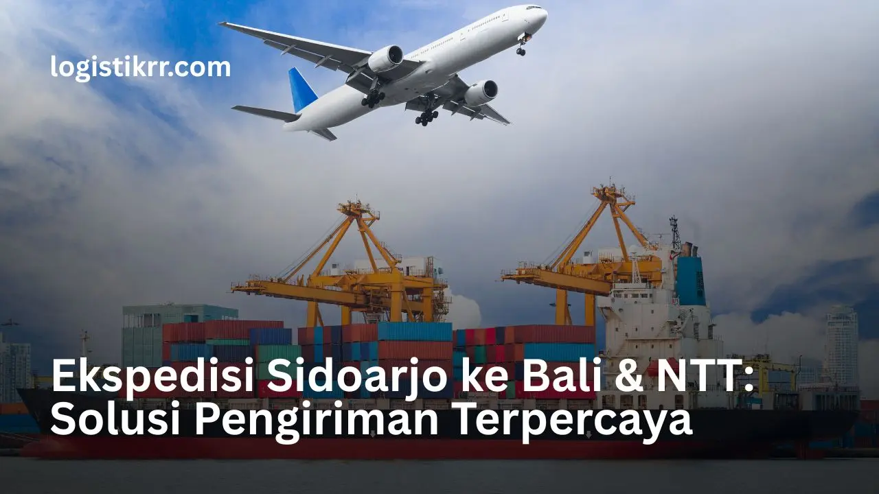 Truk ekspedisi Logistik RR melintas di jalan menuju Bali