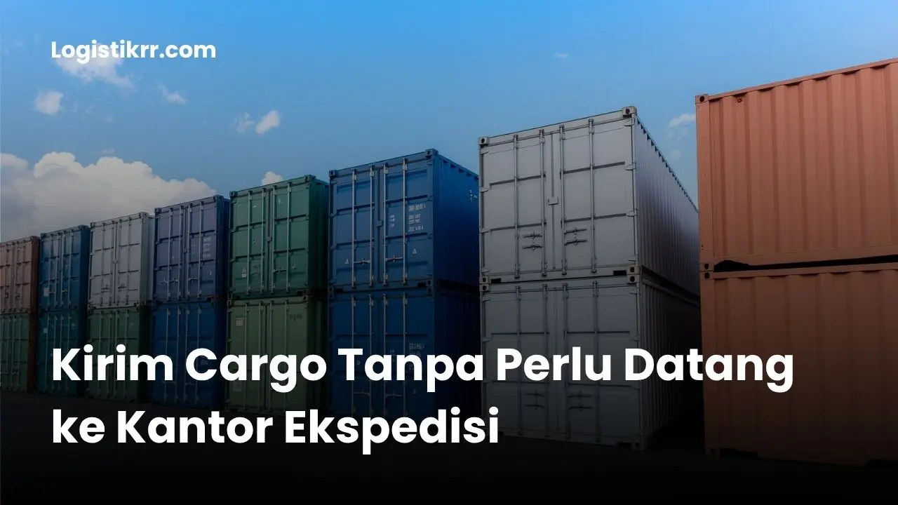 Kurir Logistik RR sedang menjemput barang di rumah pelanggan