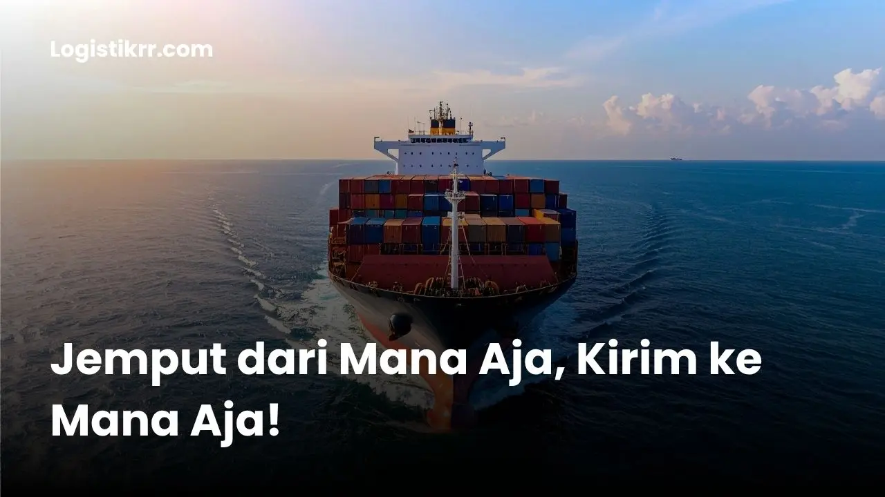 Kurir Logistik RR menjemput barang dari rumah pelanggan untuk dikirim ke berbagai pulau