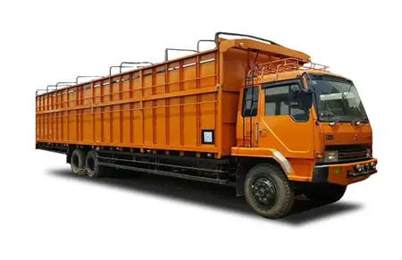 Truk tronton mengangkut berbagai jenis barang logistik dan konstruksi