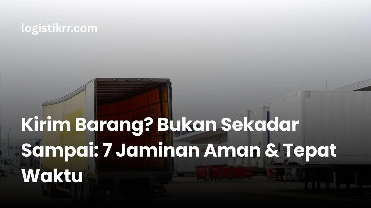Pekerja logistik memegang paket dengan hati-hati di gudang