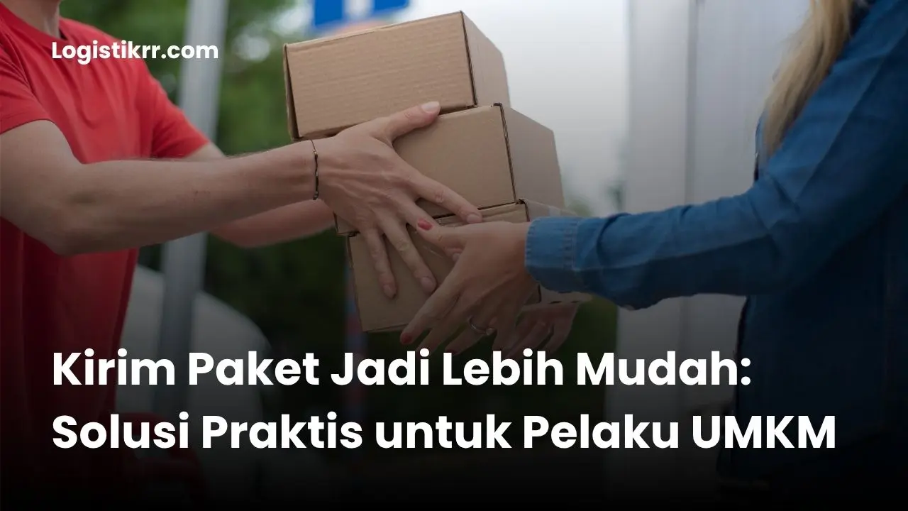 Pelaku UMKM sedang mempersiapkan paket untuk dikirim