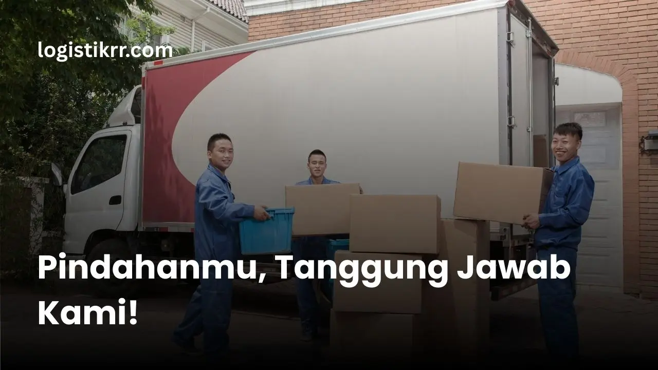 Tim profesional Logistik RR sedang melakukan packing barang pindahan