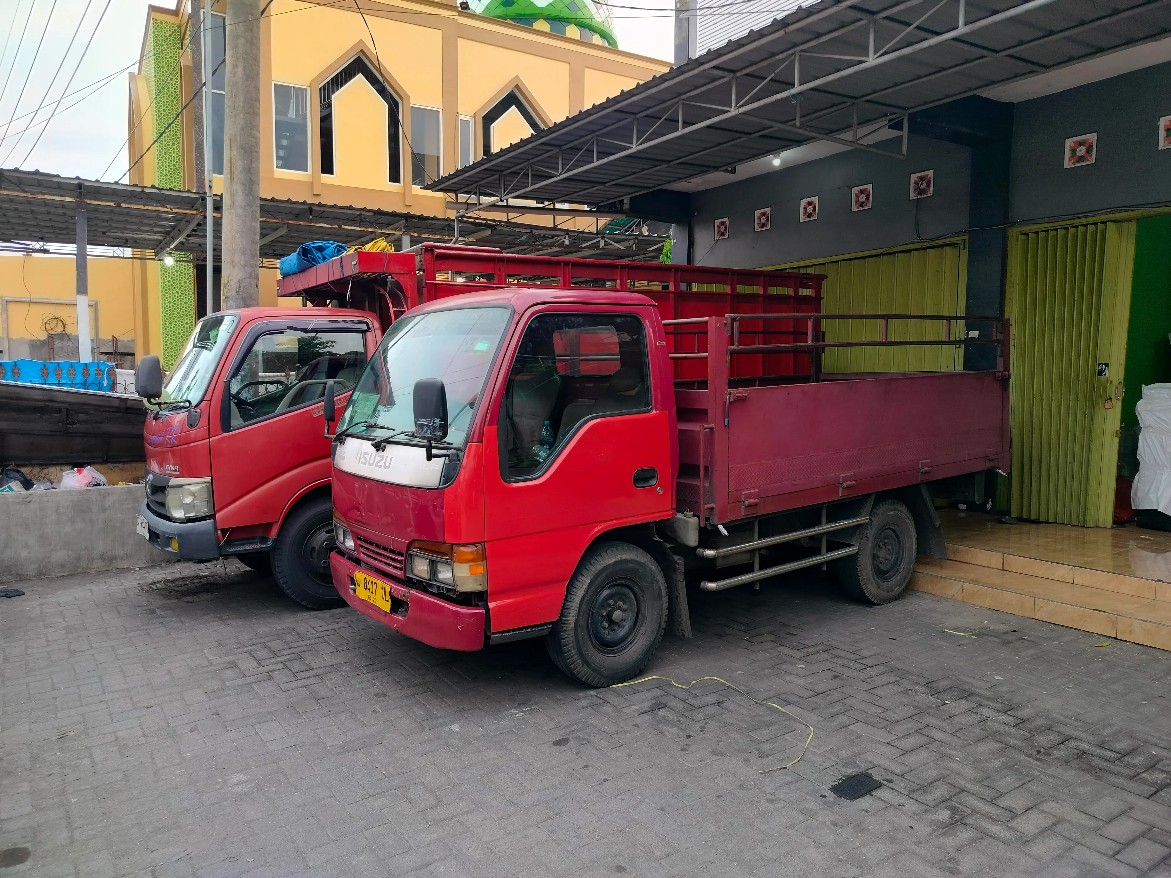 Rute logistik Sidoarjo-Jakarta-Sumatera - peta dan ilustrasi pengiriman via darat dan laut