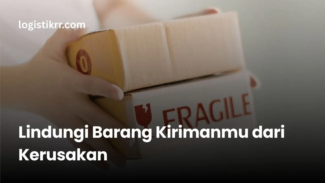 Stiker fragile berwarna merah menyala ditempel pada kardus pengiriman yang sudah dipacking dengan aman