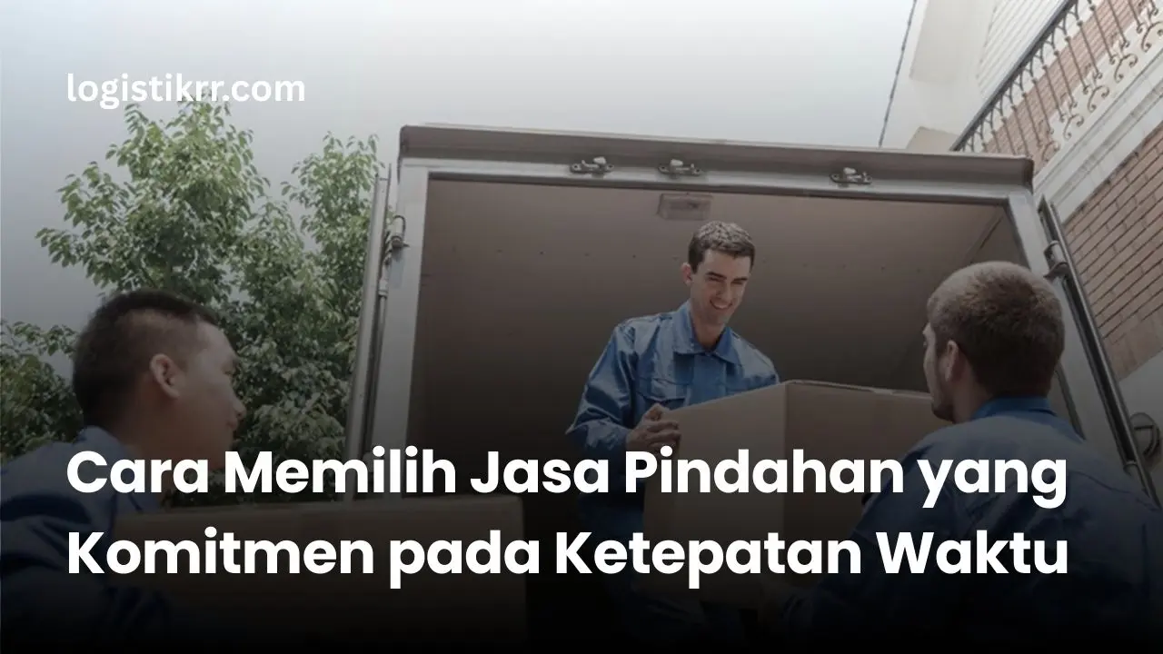 Tim Logistik RR sedang melakukan packing barang pecah belah dengan bubble wrap 7 lapis dan peti kayu custom